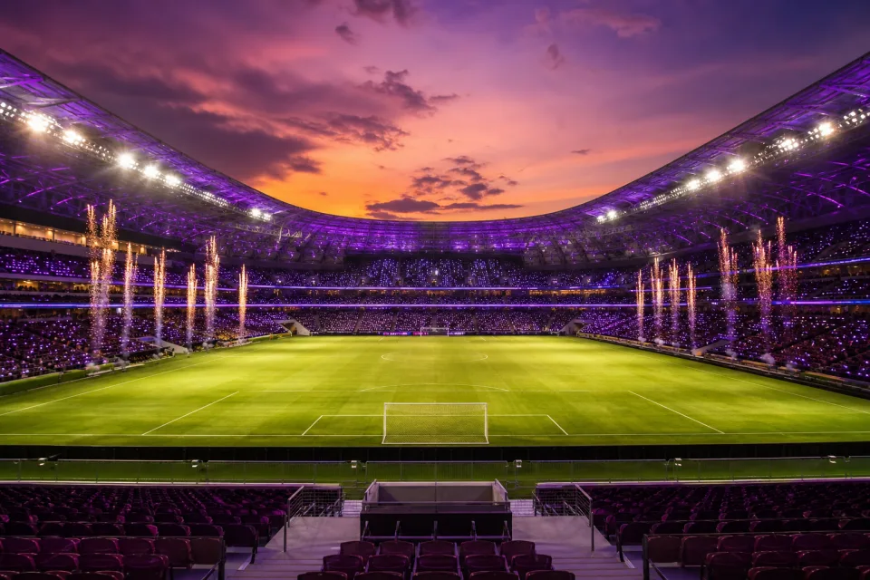 16 estadios, un solo torneo